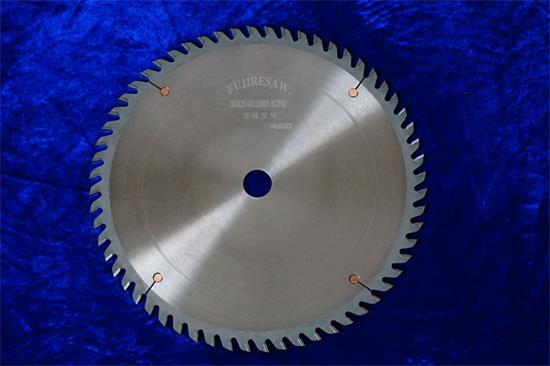 硬質(zhì)合金鋸片切割轉(zhuǎn)動操作規(guī)范