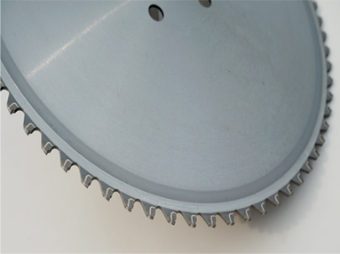 金屬冷切鋸425*50*60T，客戶用來切割20號鋼板